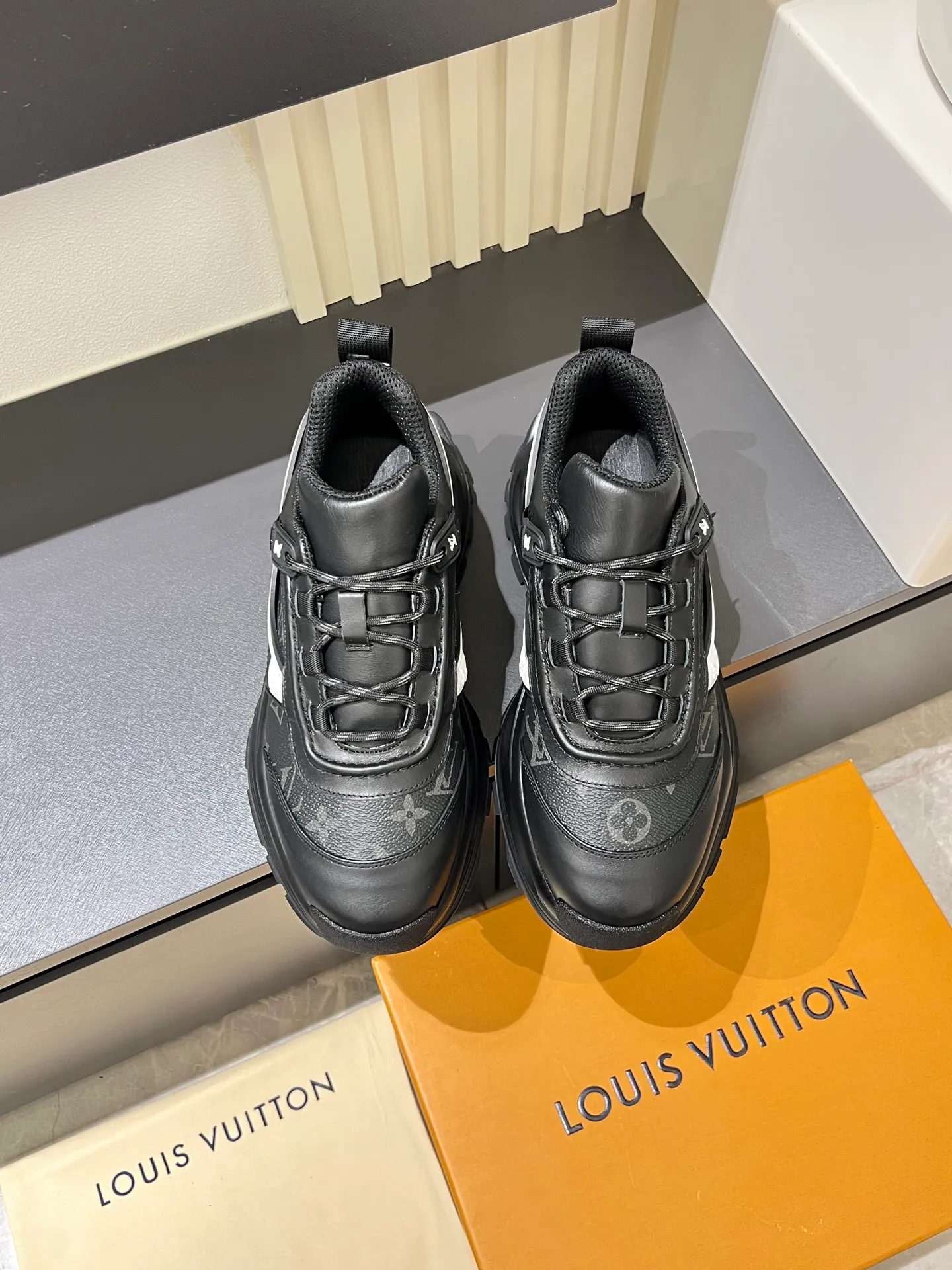 p600 "LOUI* VUITTO*" popular men's casual shoes, genuine development in Italy 💯Purchasing level quality ✔️The upper is made of first-layer cowhide, comfortable and soft sheepskin feet ⚡️ Fashionable and versatile, the toe last shape is firm and full, the soles are made from original LV molds and can be freely entered and exited the counter. Light and comfortable on the feet~Purely handmade, details determine quality! Size:39-44!